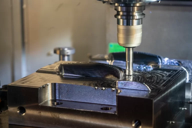 กระบวนการฉีดพลาสติกสีเขียวเข้าสู่แม่พิมพ์เพื่อขึ้นรูปกล่องพลาสติกด้วยระบบอัตโนมัติ