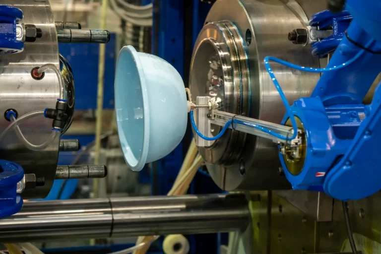 กระบวนการฉีดพลาสติกโดยใช้เครื่องจักรอัตโนมัติ